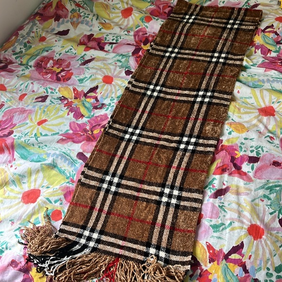 Iconic Burberry Plaid Velour Scarf! OS - Picture 3 of 3